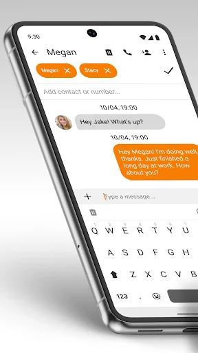 Simple Keyboard app interface showing QWERTY layout on messaging screen with text input field and conversation bubbles